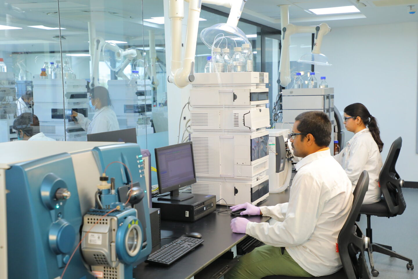 Waters HPLC instrument array at Airis Pharma analytical laboratory